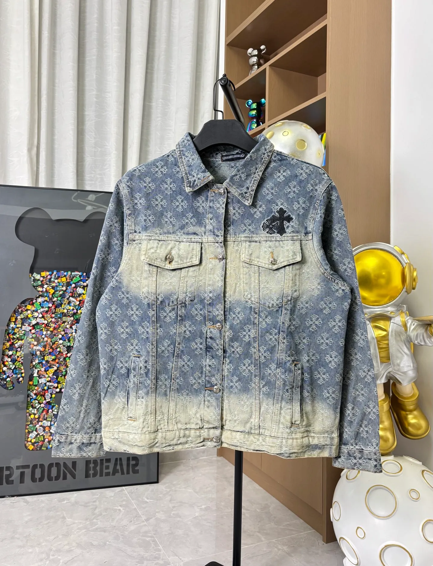 P340 Style No.: DC 150# ChromeHearts Heavy Steel Stamped Classic Sanskrit All-over Jacquard Hot-Diamond Denim Jacket for Men and Women New ChromeHearts Sanskrit Printed Custom Fabric Jacket Gradient Color Wash, Hot-Diamond Cross Denim Jacket on the Back is a very heavy-duty one. The top is made of heavy weight and the presbyopia is suitable for early autumn outings. The denim fabric can be directly machine washed without deformation. It also looks high-end when washed and aged. Power style wear The gradient color is super high-end when you snap it into the mirror💕 Each diamond shines with a unique light, as if telling a fashion story✨The steel-printed jacquard adds a three-dimensional and artistic sense, making this jacket instantly unique.  Size: s m l xl (Picture 9️⃣)